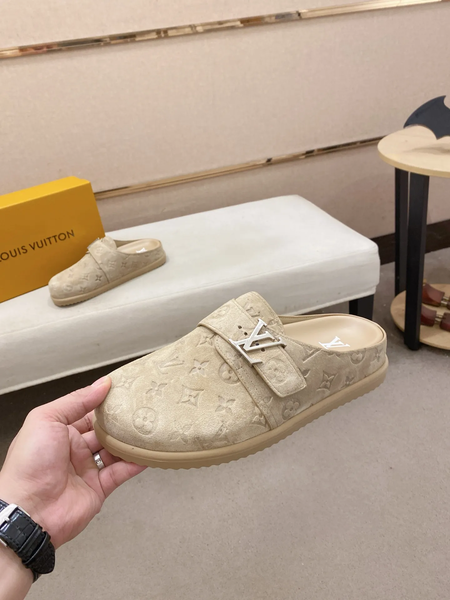 Men's shoes💰: 220💰38-45, LV Easy 2025 new men's casual sandals and slippers, made of suede cow leather, with Monogram pattern to highlight the trendy style. Adjustable straps illuminated with LV letters, while a resilient insole and micro outsole provide lightweight comfort. Made of suede cow leather with embossed Monogram pattern and brand element metal hardware✅Adjustable straps➕Tough insole‼ ️Micro outsole. Comfortable and easy to wear‼ ️